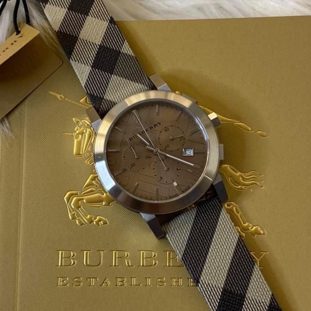 SOLD / Burberry Men’s Swiss Chronograph Watch
42mm
Swiss Made 
Sapphire Crystal - Picture 7 of 9